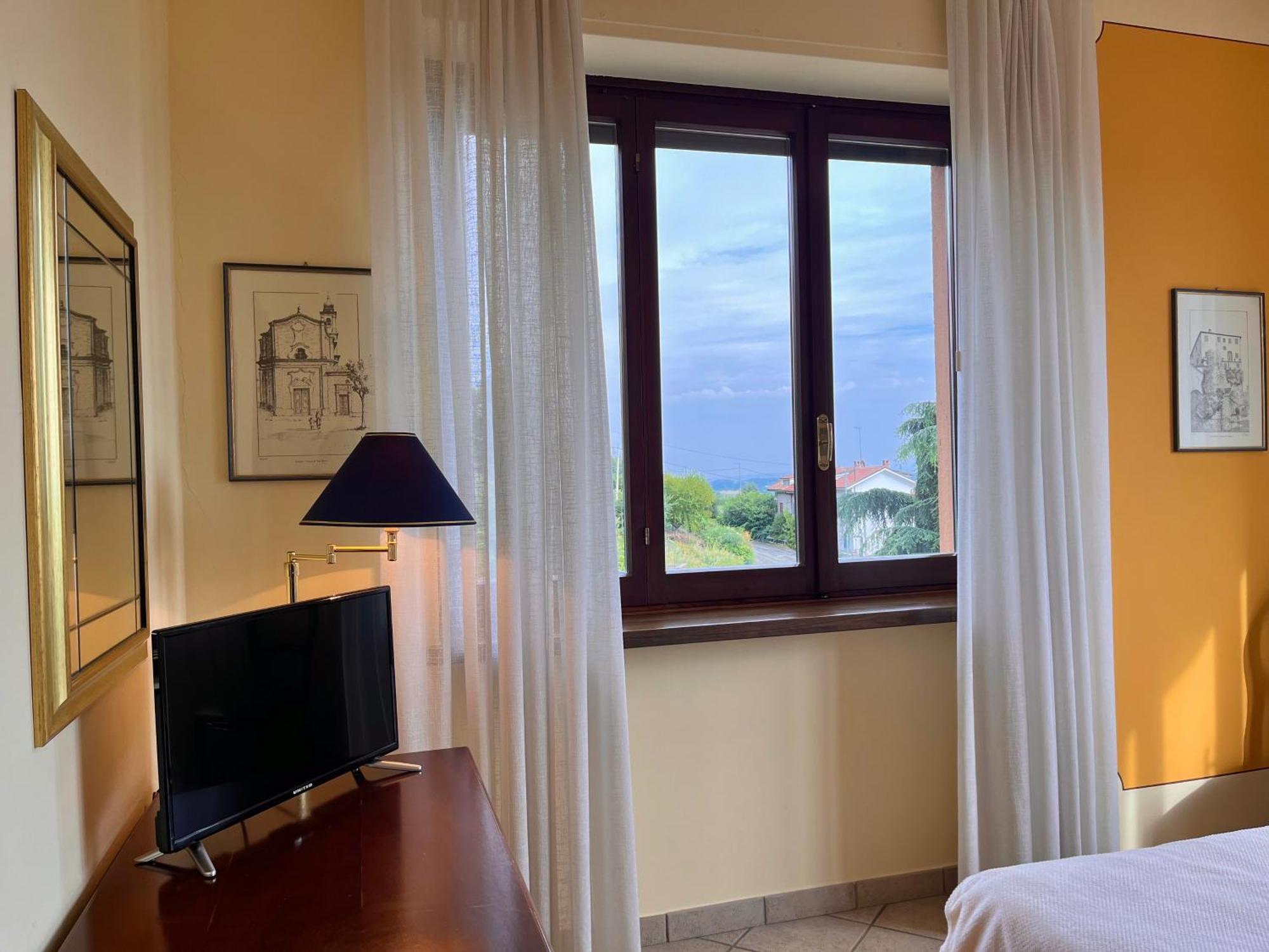 Belvedere Bike Hotel Montà الغرفة الصورة