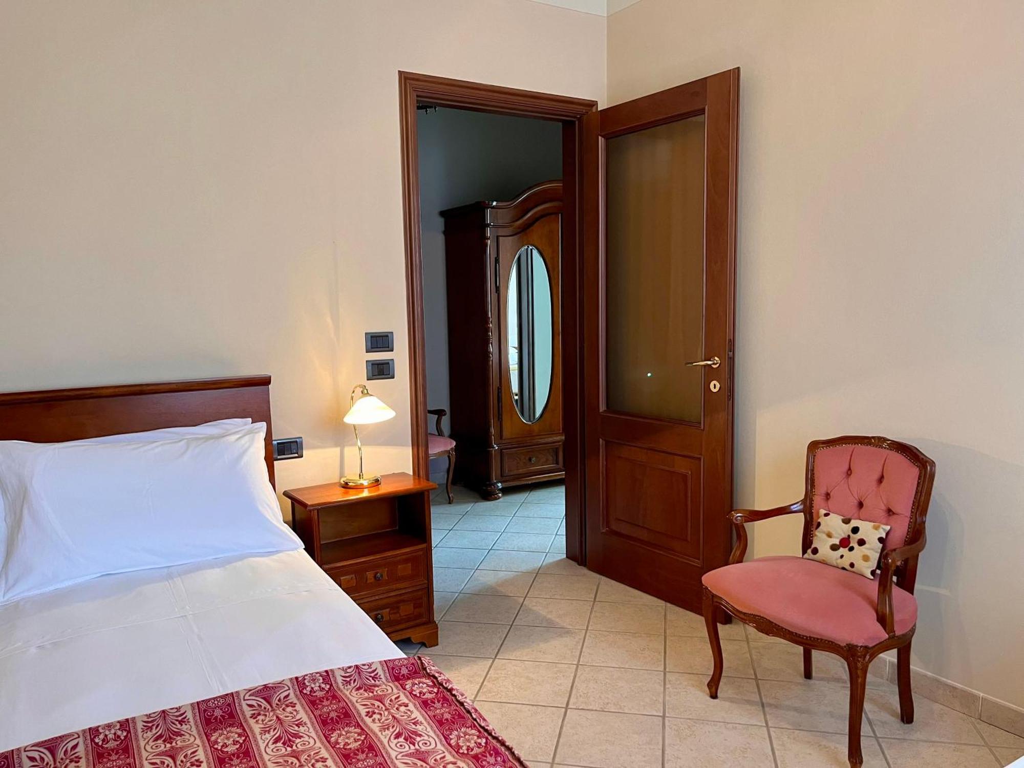 Belvedere Bike Hotel Montà الغرفة الصورة