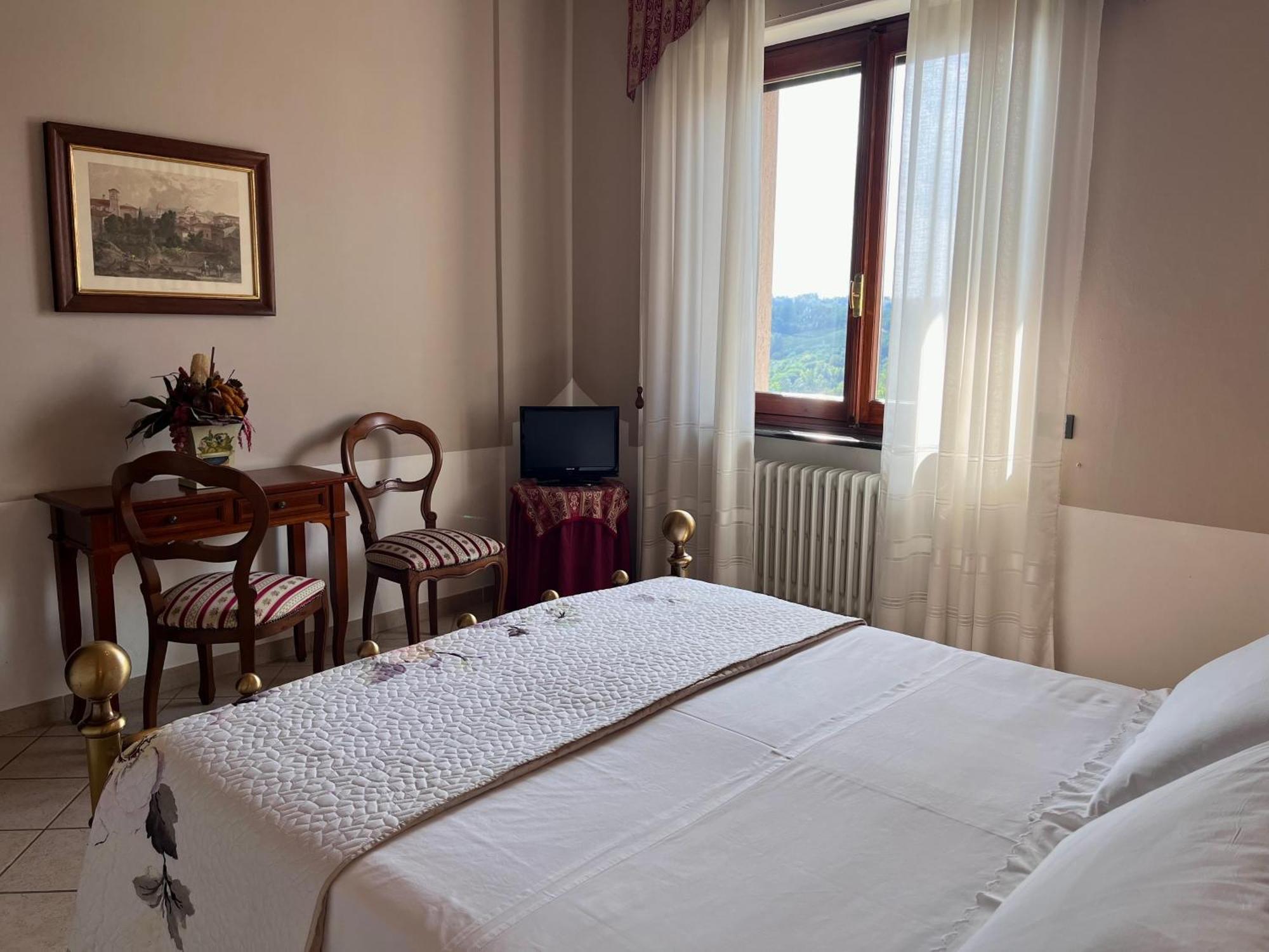 Belvedere Bike Hotel Montà الغرفة الصورة